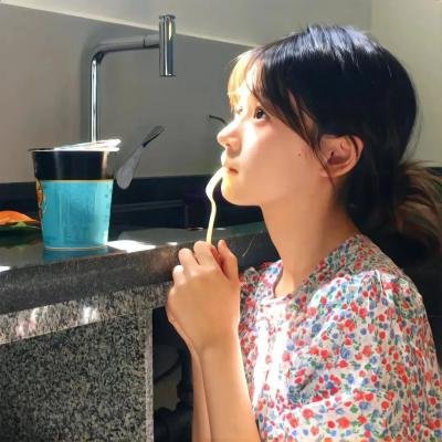 新生代小生深夜共进晚餐，长达一周内幕曝光，本人沉默不回应